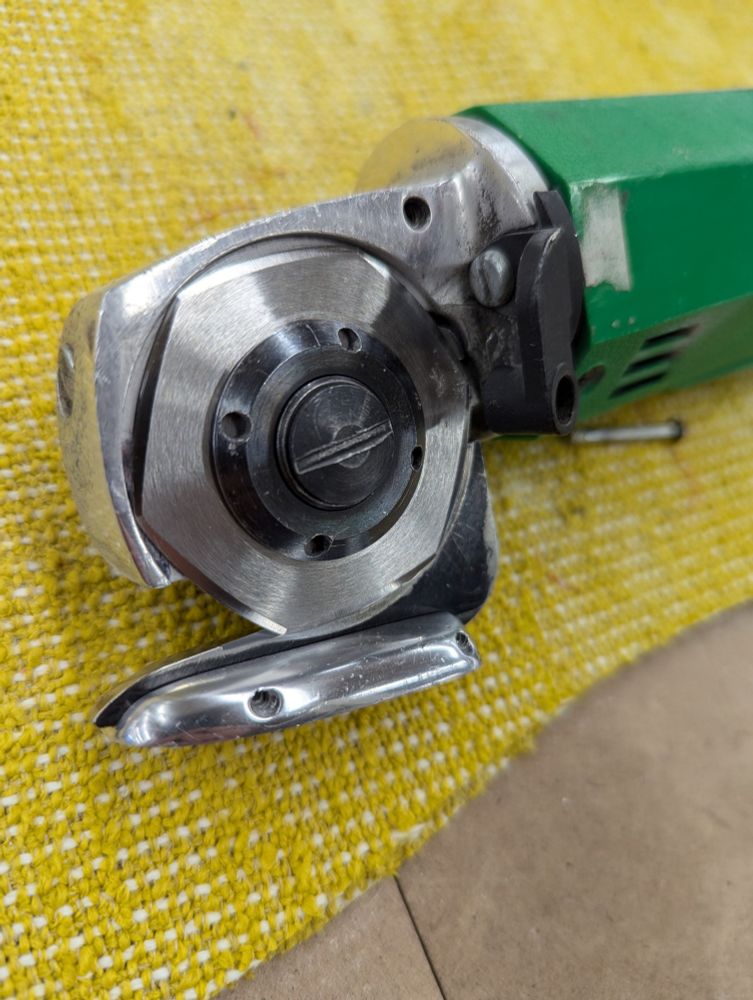 An electric hand cutting knife 