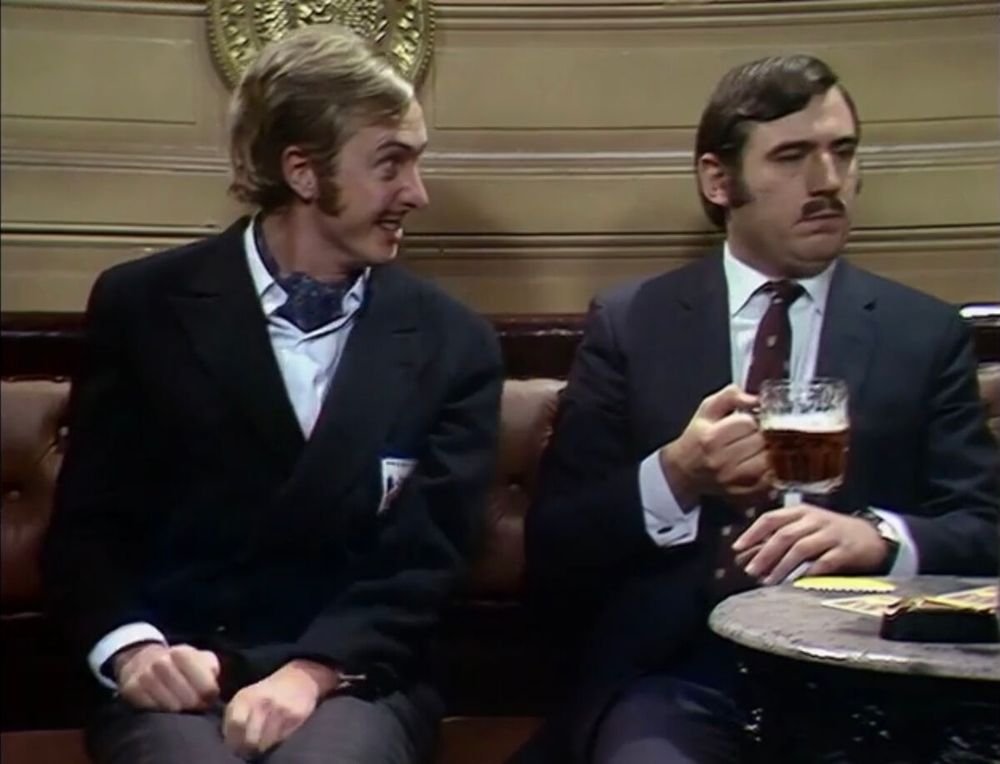 Escena del sketch nudge de los Monty Python 