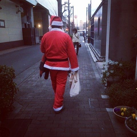 サンタクロース姿に身を包んだ侘びしい雰囲気の鬼の背中