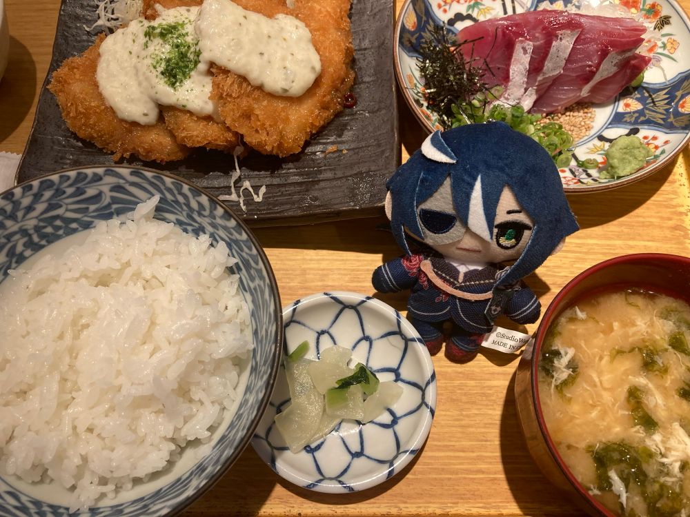 チキン南蛮だな、主様。
刺身はぶりか？
野菜は全部やるからな。