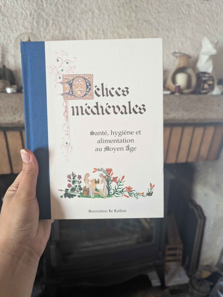 Couverture du livre "Délices médiévales, Santé, hygiène et alimentation au Moyen-Âge" par l'association Le Tailloir