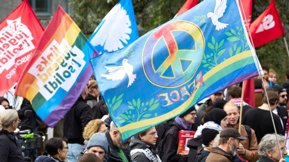 Tausende bei «Friedensdemo» in Berlin – Sahra Wagenknecht hält Rede