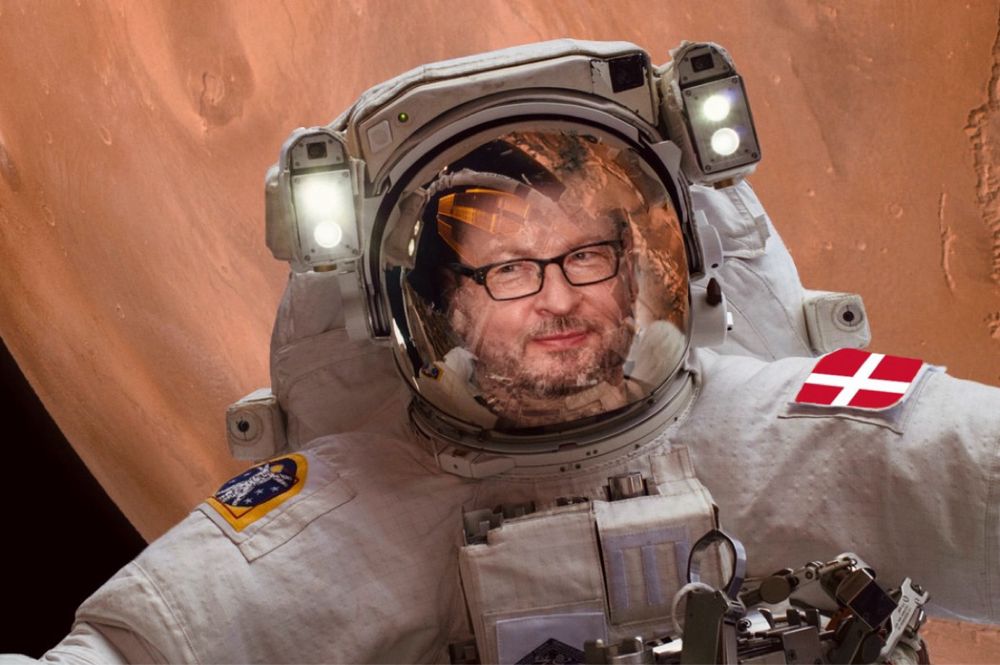 Le réalisateur Lars Von Trier en tenue d’astronaute, en orbite autour de la planète Mars