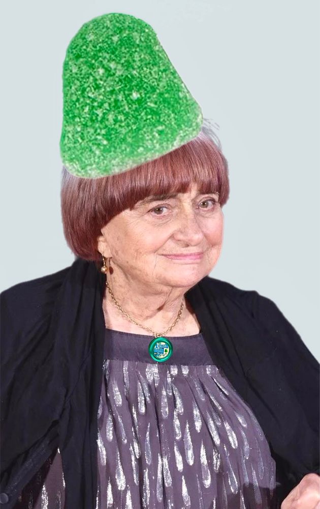 Agnès Varda avec une grande pastille Valda sur la tête (un petit pendentif en forme de boîte Valda) 