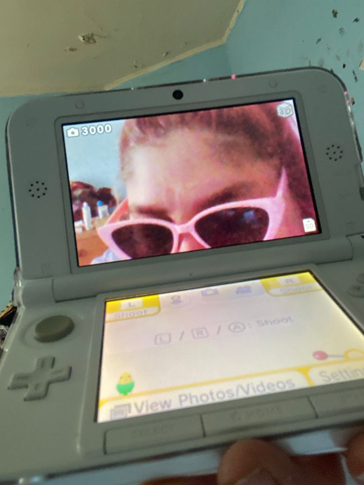 Very cool girl taking a selfie on her PINK 3 DS IMPORTED OK