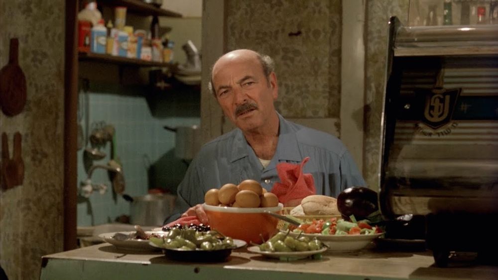 הטבח ששואל "כמה ביצים?" בצ'רלי וחצי 

(כמה שיש)