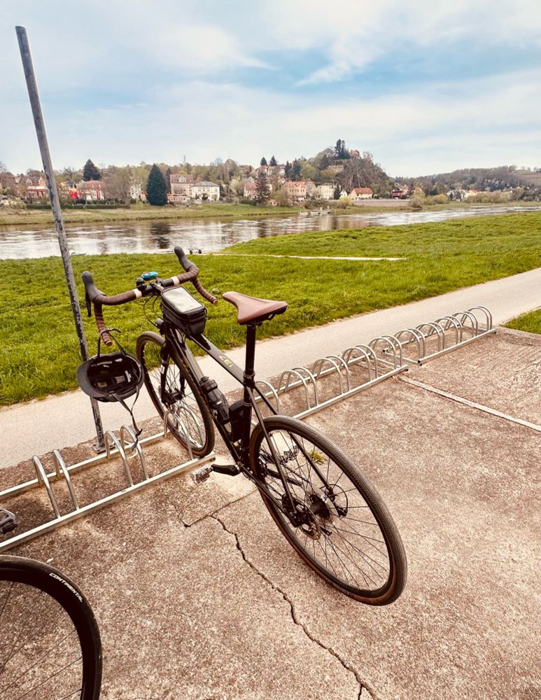 Gravelbike im Vordergrund, Elbe und Meißen im Hintergrund