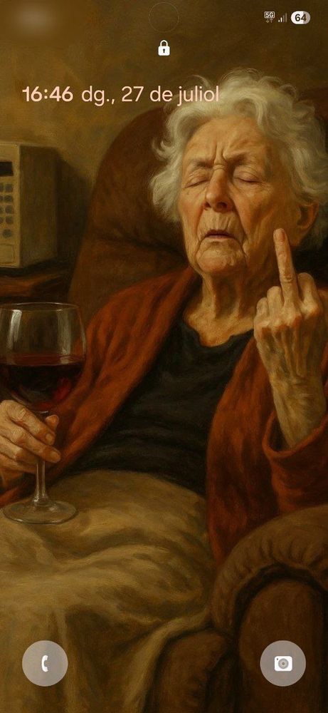 Pintura realista d’una dona gran asseguda en un butacó, amb els ulls tancats i una expressió de desdeny. Porta una jaqueta marró i sosté una copa de vi negre amb una mà, mentre que amb l’altra fa una botifarra (gest obscè aixecant el dit del mig). L'ambient transmet una actitud de desafiament i irreverència.