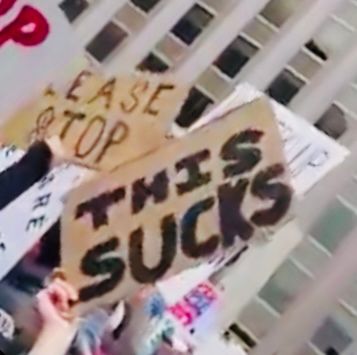 Basic sign saying THIS SUCKS