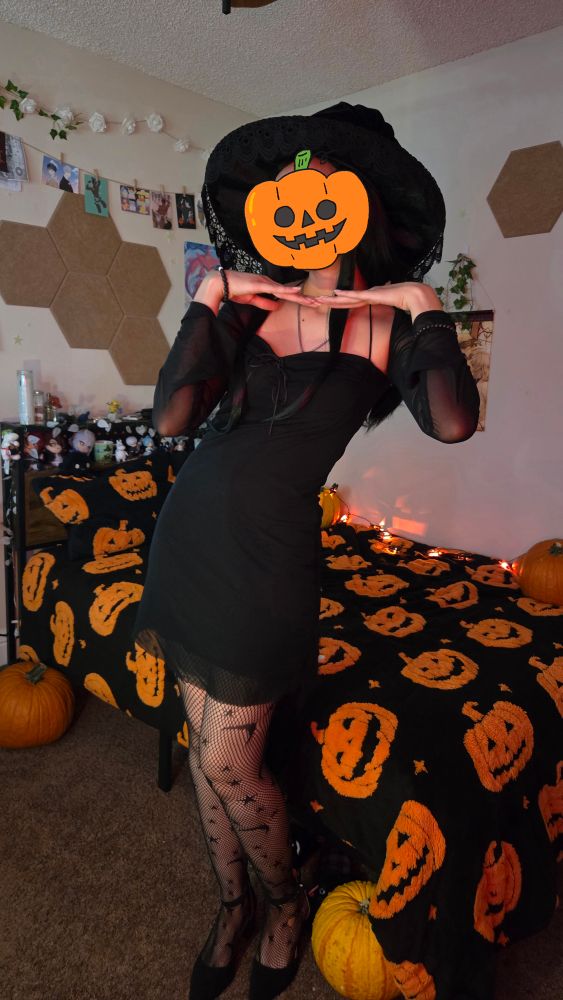 Photo od myself inba witxh outfit infront od a bed with halloween bedding and pumpkins around it
