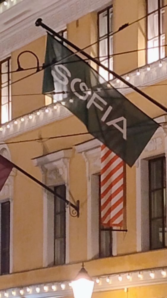 Musta lippu, jossa lukee valkoisella "Sofia"