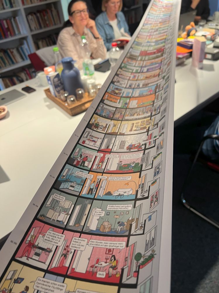 The picture shows the book "Das Hochhaus - 102 Etagen Leben!" by Katharina Greve in its scroll edition