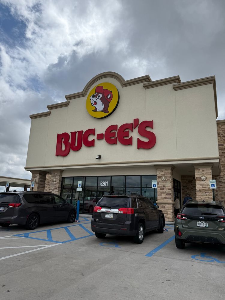 The outside of a Buc-ee’s