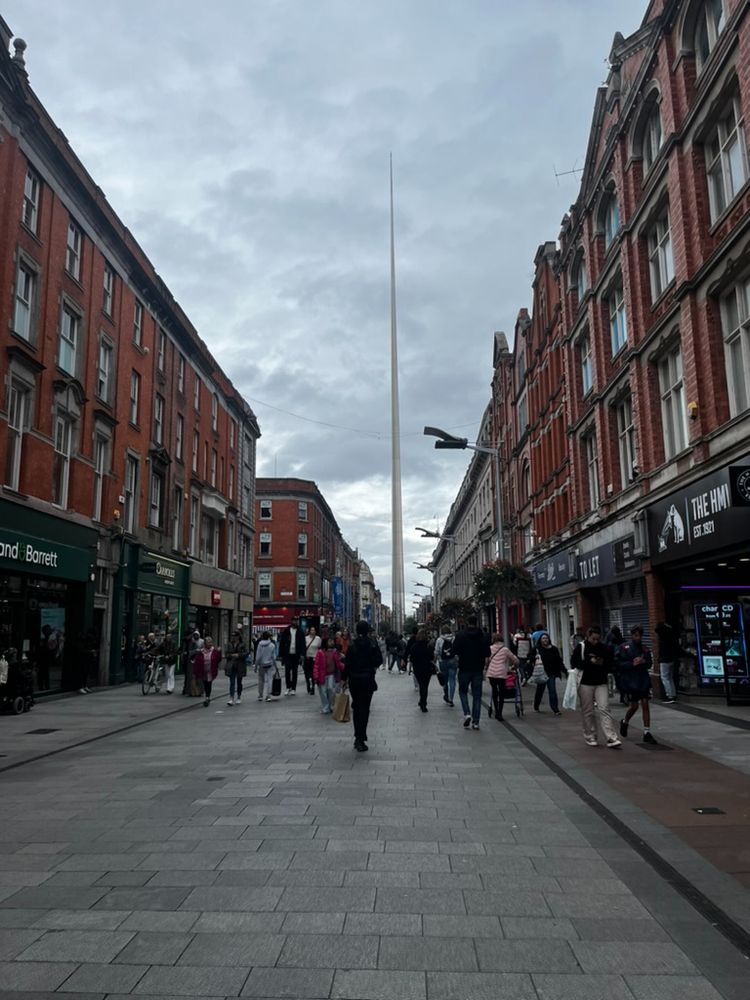 The Spire pris en photo de loin à O'Connell Street Lower