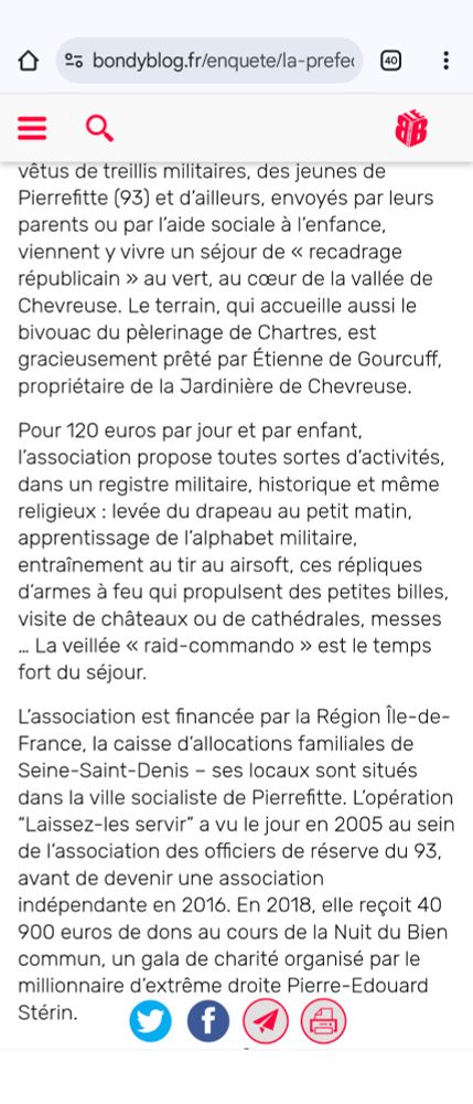Chaque année, vêtus de treillis militaires, des jeunes de Pierrefitte (93) et d’ailleurs, envoyés par leurs parents ou par l’aide sociale à l’enfance, viennent y vivre un séjour de « recadrage républicain » au vert, au cœur de la vallée de Chevreuse. Le terrain, qui accueille aussi le bivouac du pèlerinage de Chartres, est gracieusement prêté par Étienne de Gourcuff, propriétaire de la Jardinière de Chevreuse.

Pour 120 euros par jour et par enfant, l’association propose toutes sortes d’activités, dans un registre militaire, historique et même religieux : levée du drapeau au petit matin, apprentissage de l’alphabet militaire, entraînement au tir au airsoft, ces répliques d’armes à feu qui propulsent des petites billes, visite de châteaux ou de cathédrales, messes … La veillée « raid-commando » est le temps fort du séjour.

L’association est financée par la Région Île-de-France, la caisse d’allocations familiales de Seine-Saint-Denis – ses locaux sont situés dans la ville socialiste de Pierrefitte. L’opération “Laissez-les servir” a vu le jour en 2005 au sein de l’association des officiers de réserve du 93, avant de devenir une association indépendante en 2016. En 2018, elle reçoit 40 900 euros de dons au cours de la Nuit du Bien commun, un gala de charité organisé par le millionnaire d’extrême droite Pierre-Edouard Stérin.