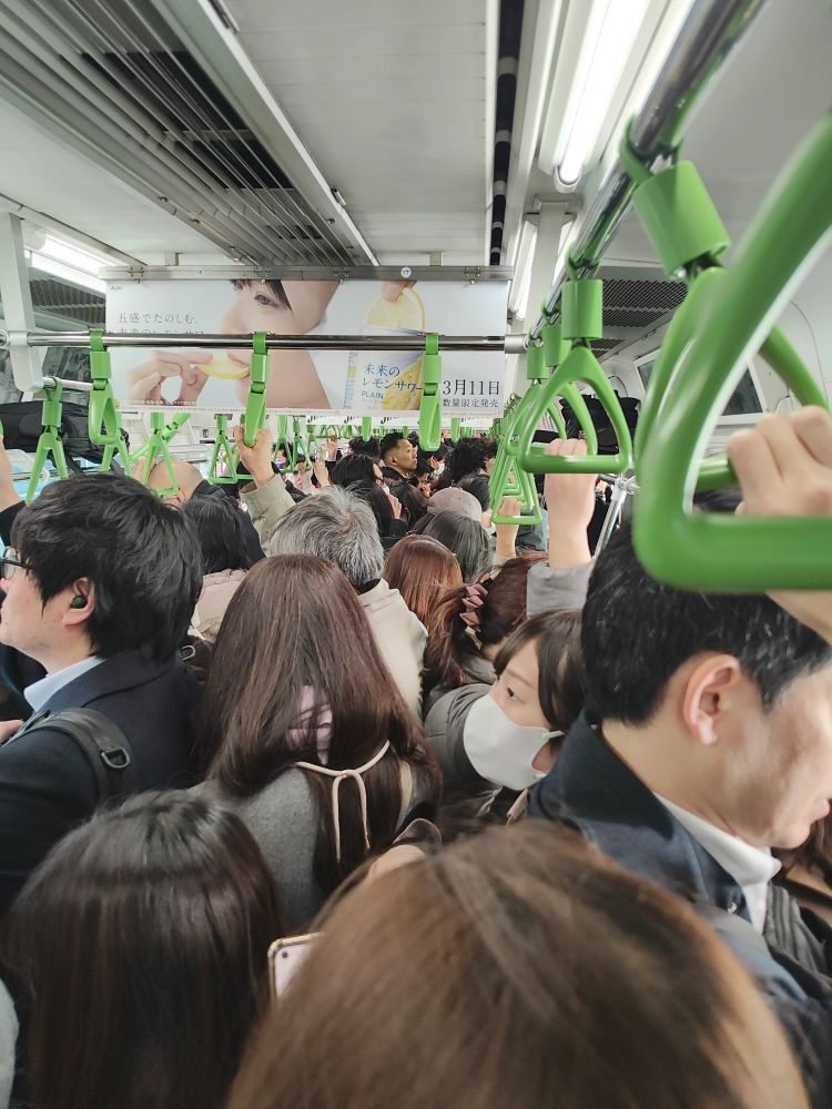 Eng besetzter Waggon der Tokyoter S-Bahn während der Rush Hour