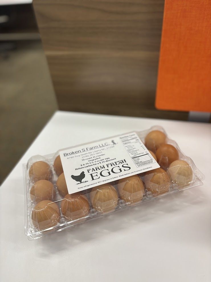 机の上に載せた卵のカートン（18個入り）Fram Fresh Eggsと書いてある