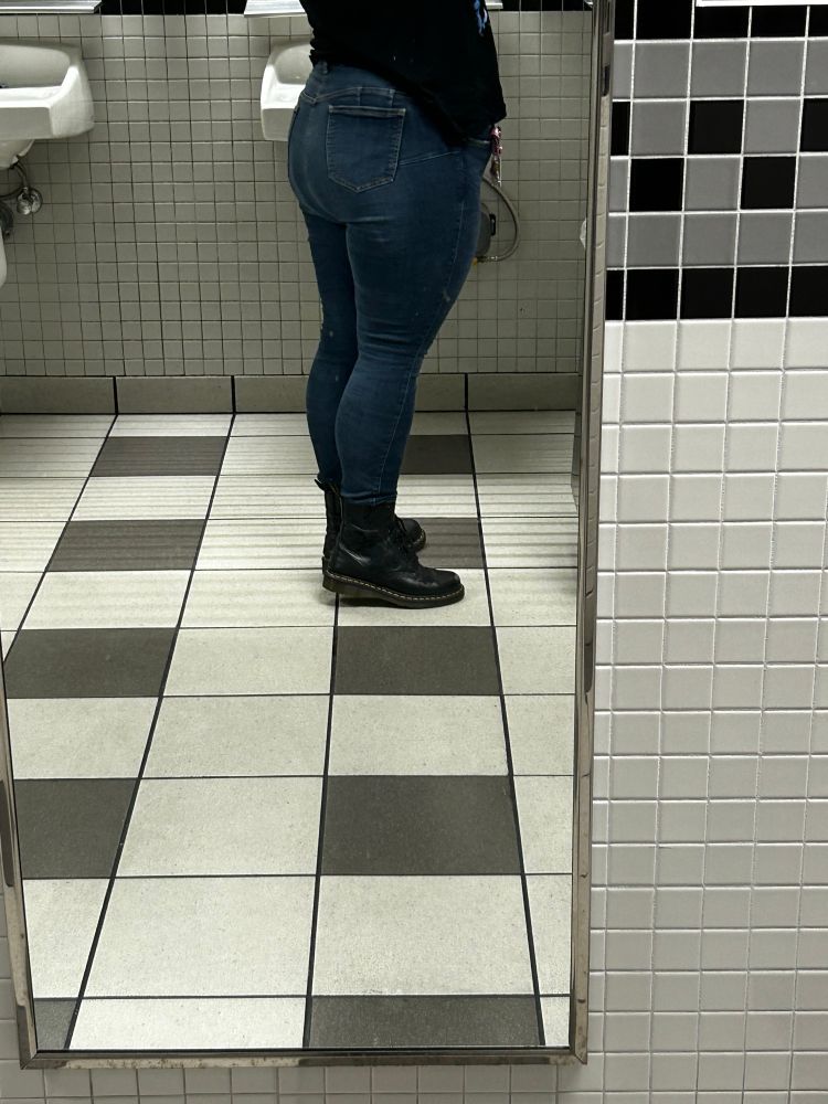 An ass looking great in a pair of skinny jeans. Absolutely caked the fuck up. 
