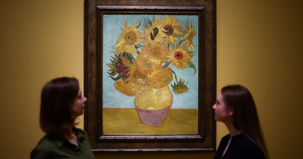 La National Gallery de Londres réunit les Tournesols pensés en triptyque par Van Gogh