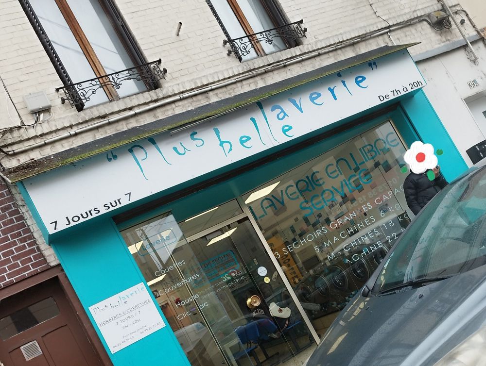 Devanture lavomatic intitulée "plus Belle Laverie"