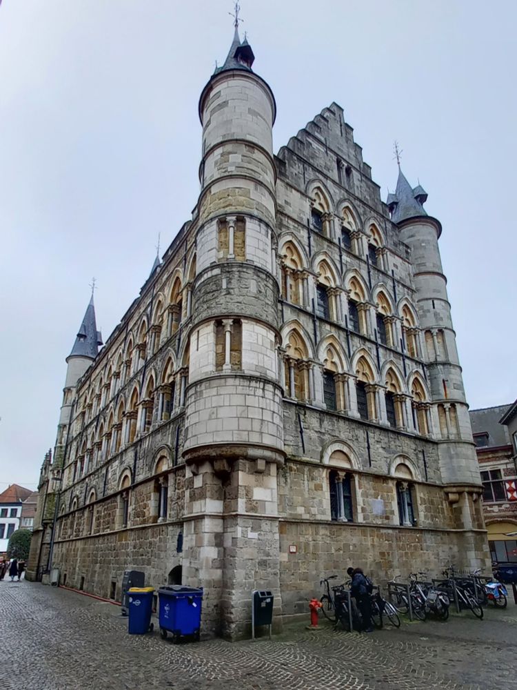 Oudste stadhuis van België.
Ziet er uit als een kasteel, met Romaanse ramen op het gelijkvloers.