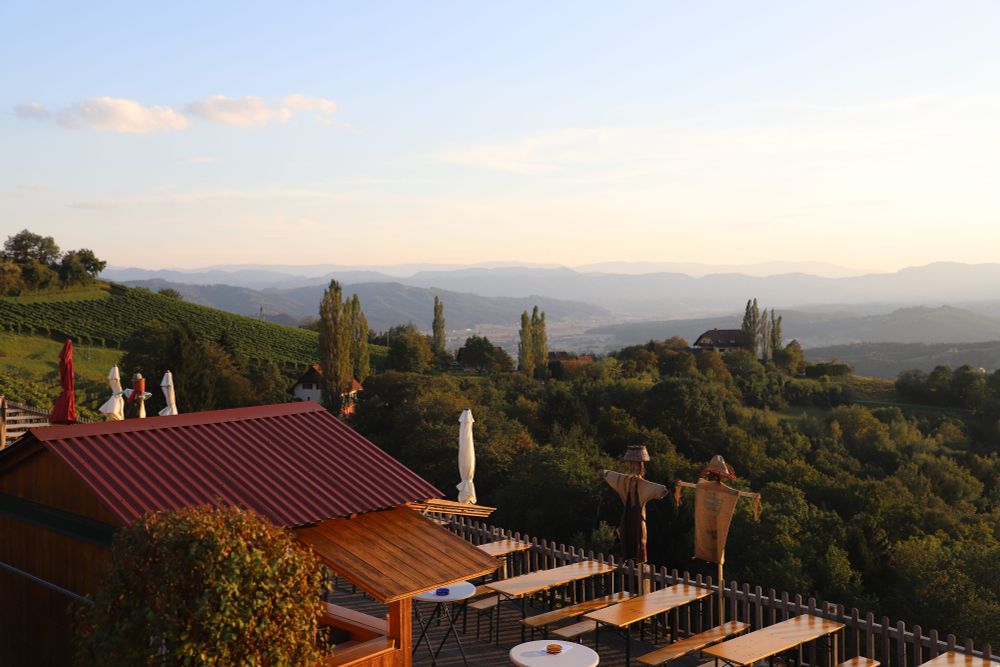 Ein Buschenschank auf den Höhen der Steiermark mit Blick nach Süden über die Berge.