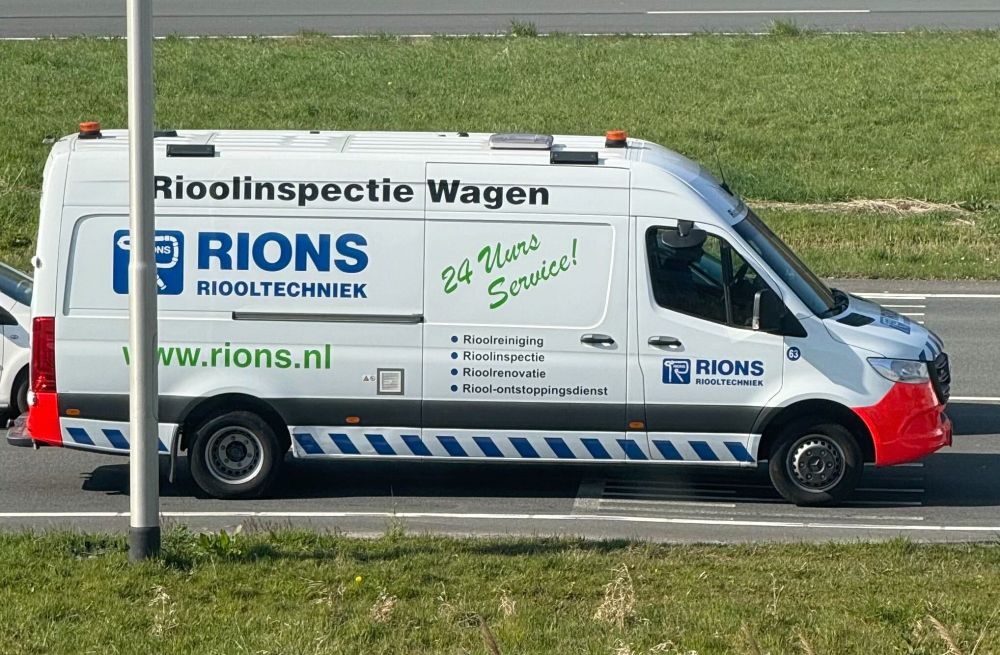Bestelwagen met groot 'Rioolinspectie Wagen' erop.