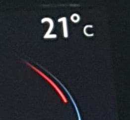 Termómetro indicando 21°C. 