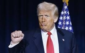 Pic of Trump with kissee kissee duck lips & fist pumping