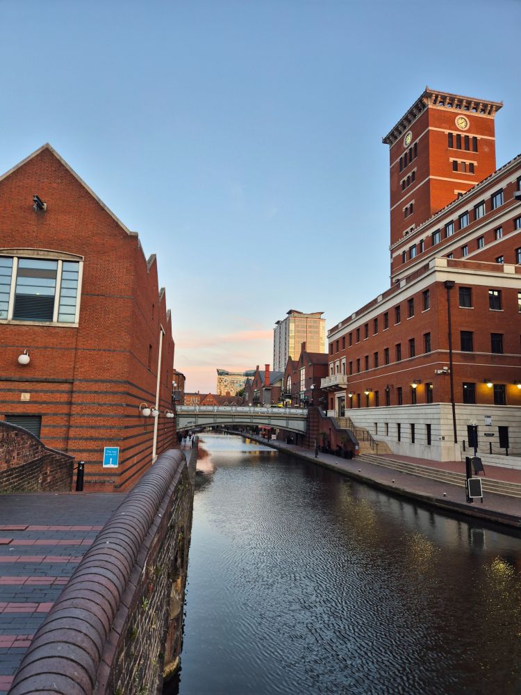 kanály v Birminghamu mezi cihlovými budovami