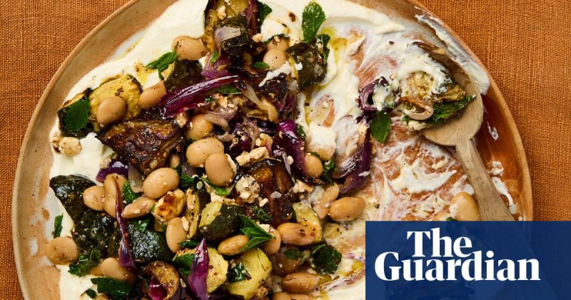 photo de Meera Sodha’s recipe for za’atar roast vegetables with whipped feta | Meera Sodha recipes