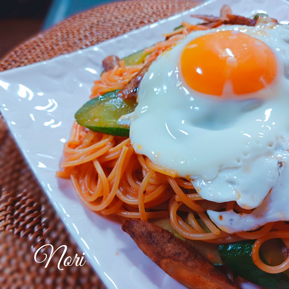 ゴボウとキュウリのアラビアータ風パスタ めだま焼きのせ。