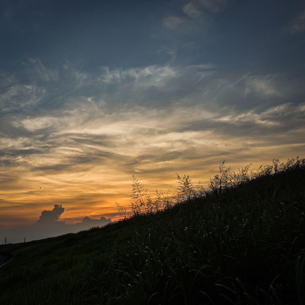荒川の土手に沈む夕日と、空に溶けていく夏の終わりを感じさせる静かな夕空

A quiet sunset over the Arakawa riverbank, where the end of summer seems to melt into the evening sky