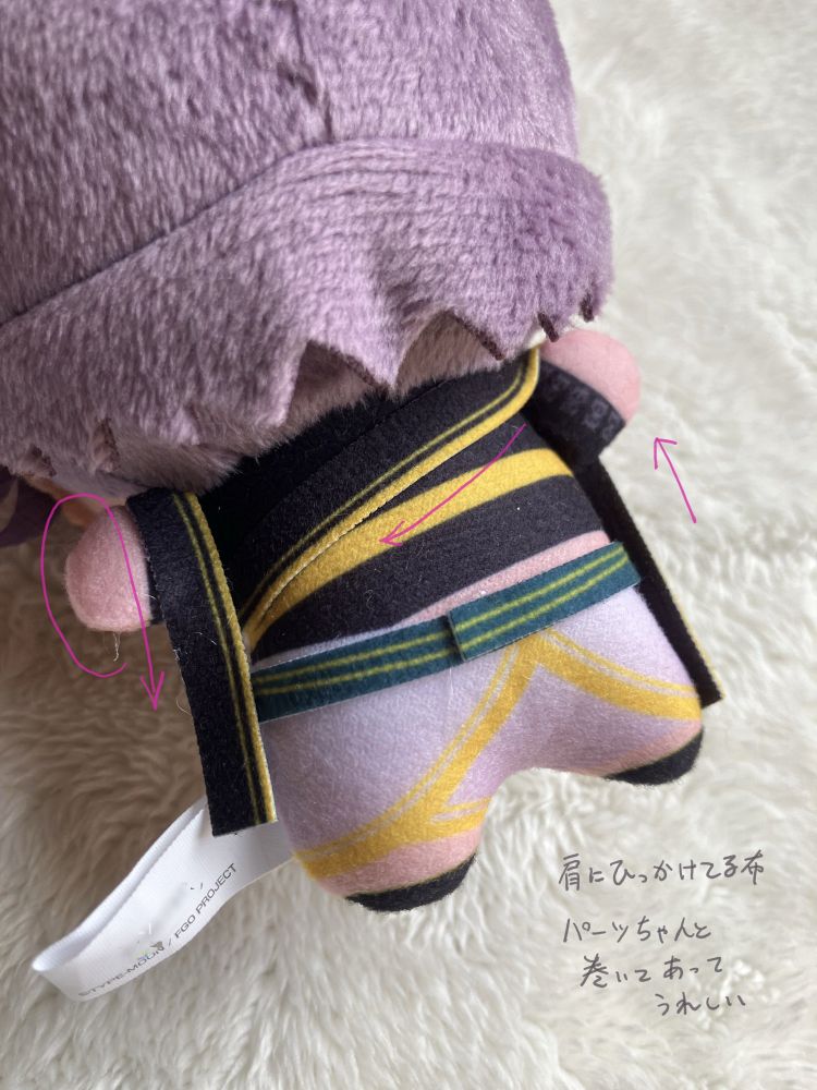 FGO　ちびぐるみ　ドゥリーヨダナ
背面が写っている　第一再臨で肩にひっかけている黒い布が、ぬいぐるみのパーツでも実際に巻かれて表現されている　かわいい