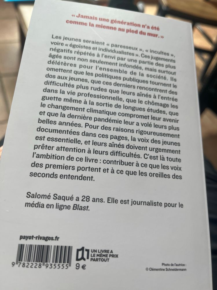«Jamais une génération n'a été comme la mienne au pied du mur.» Les jeunes seraient « paresseux », « incultes », voire « égoïstes et individualistes ». Ces jugements négatifs répétés à l'envi par une partie des plus âgés sont non seulement infondés, mais surtout délétères pour l'ensemble de la société. Ils omettent que les politiques publiques tournent le dos aux jeunes, que ces derniers rencontrent des difficultés plus rudes que leurs aînés à l'entrée dans la vie professionnelle, que le chômage les guette même à la sortie de longues études, que le changement climatique compromet leur avenir et que la dernière pandémie leur a volé leurs plus belles années. Pour des raisons rigoureusement documentées dans ces pages, la voix des jeunes est essentielle, et leurs aînés doivent urgemment prêter attention à leurs difficultés. C'est là toute l'ambition de ce livre : contribuer à ce que les voix des premiers portent et à ce que les oreilles des seconds entendent.