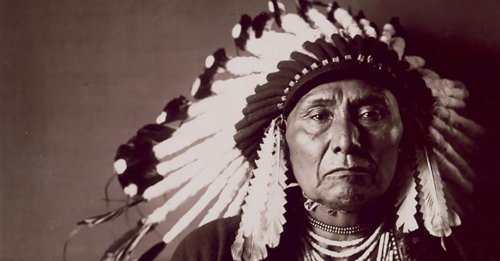 Retrato do Chefe Joseph, indígena da nação Nez Perce, que celebrou dois tratados de paz com os EUA, foi traído em ambos. Fugiu com 800 pessoas de seu povo, incluindo crianças, mulheres e idosos, fugindo de um batalhão do exército dos EUA por 2 mil kms.