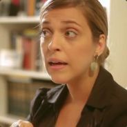 Atriz Julia Rabello na esquete "Sobre a Mesa" do canal Porta dos Fundos.