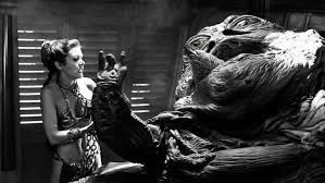 Black and white pictur of Princess Leia Organa choking Jabba the Hutt to death in the movie Return of Jedi.
