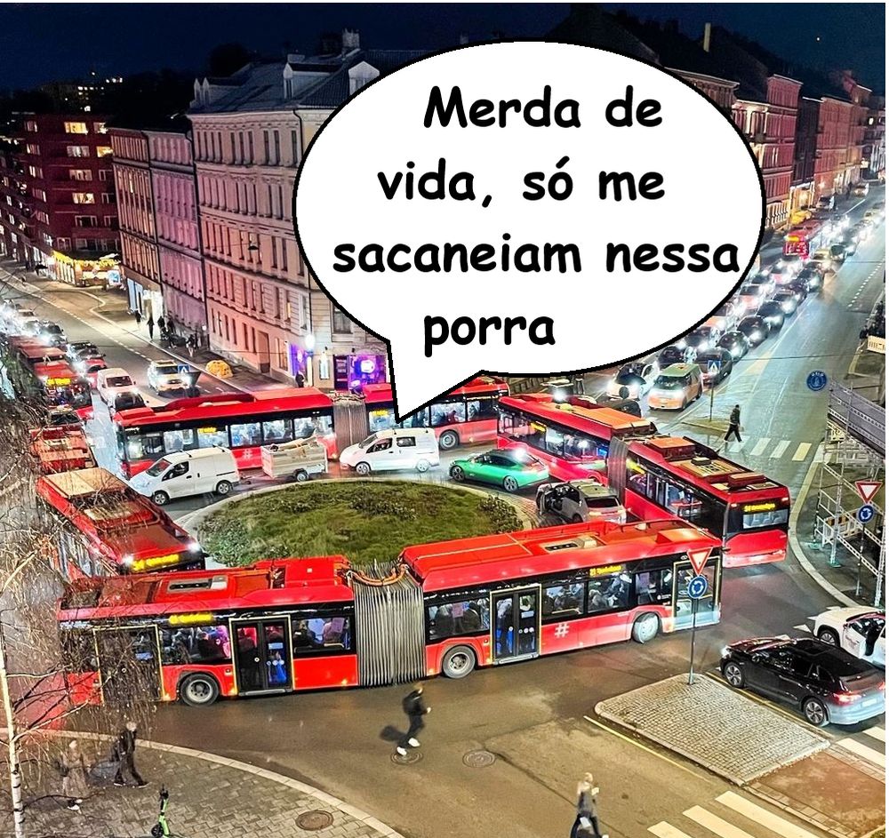 Mesma imagem do tweet abaixo:

Numa rotatória, quatro ônibus articulados vermelhos se travam e, consequentemente, travam o trânsito todo.

Adição do meme: balão de fala de um dos carros presos entre os ônibus dizendo "merda de vida, só me sacaneiam nessa porra".