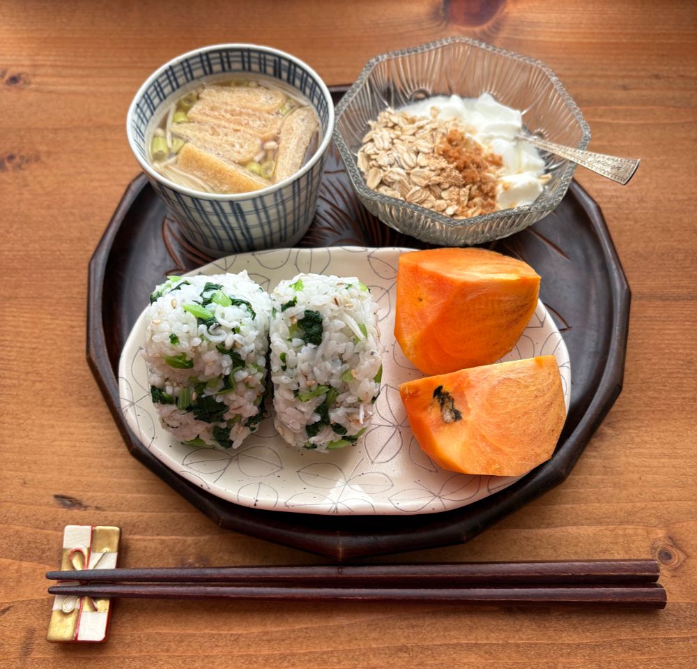 大根菜、ごま、しらすのおにぎり、ヨーグルト、オートミール、きな粉、富有柿、味噌汁