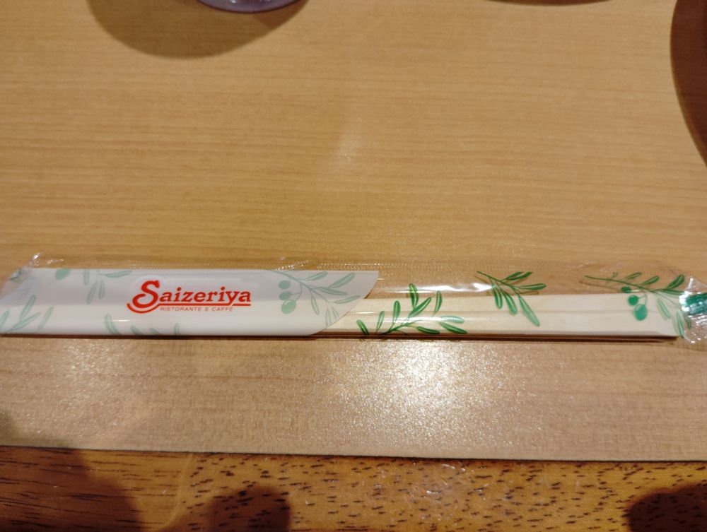 店員さんに頼むか 割り箸を置いてる場所から取ってくると大丈夫です