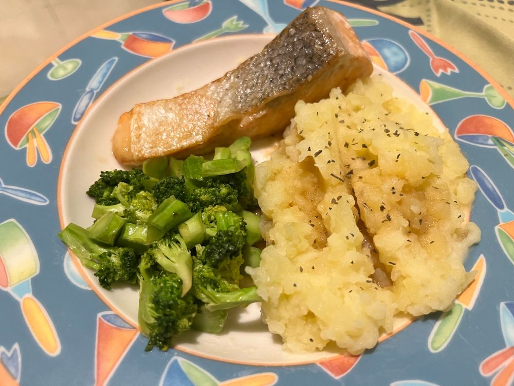 mashed potatoes with grilled salmon and broccoli