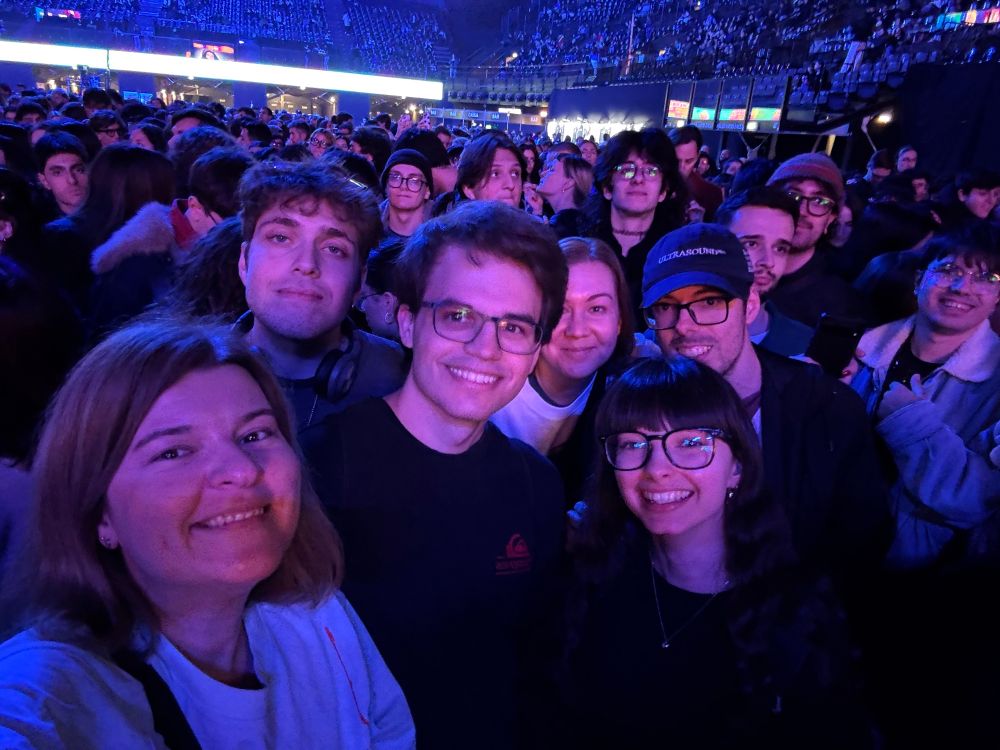 @aggiebobaggie.bsky.social @ootwstan.swifties.social  @giuliaisamirrorball.swifties.social @miguelswift10.swifties.social
waiting for Lorde in Bologna 🩻