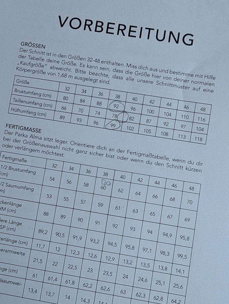Maßtabelle.
Oben Körpermaße mit Markierungen für meine Werte.
Unten die halben Fertigmaße des Mantels.
Keine Ahnung, warum die so und nicht voll angegeben werden. 