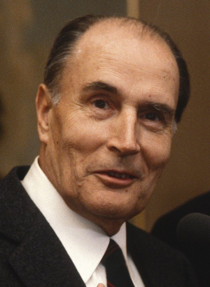 Photo de Mitterrand. (Ancien président de la république française connu pour avoir un fantôme avec une quéquette tordue)