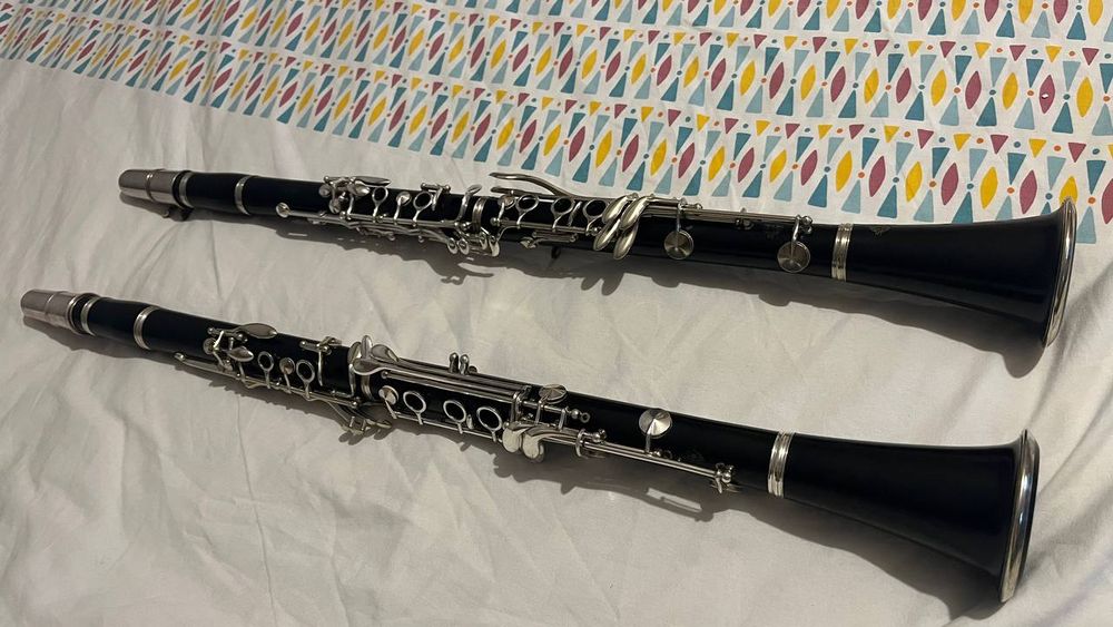 Photo de deux clarinettes : une Selmer séries L en La de 1932, et une autre en Sib, séries P « Centered Tone » de 1954. 