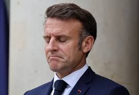 Photo d'Emmanuel Macron fermant les yeux avec une expression négative 