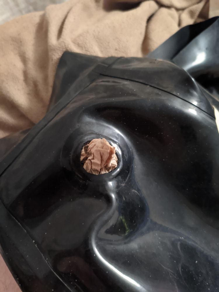 Put some paper towel under the spot I'm working on. I remove this through the valve later