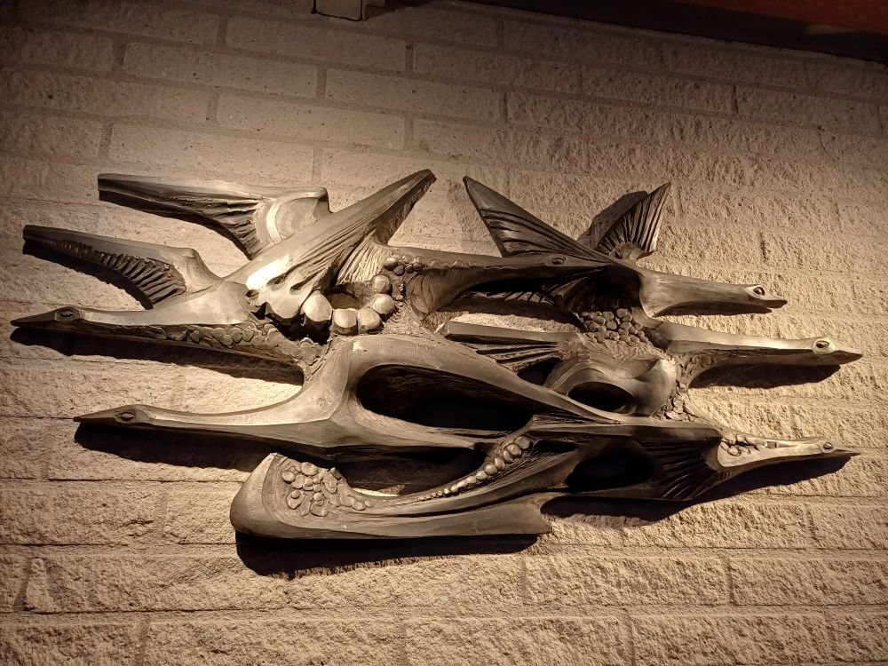 Vijf tegen elkaar in vliegende vogels 
Zilver geschilderd ebbenhout kunst snijwerk