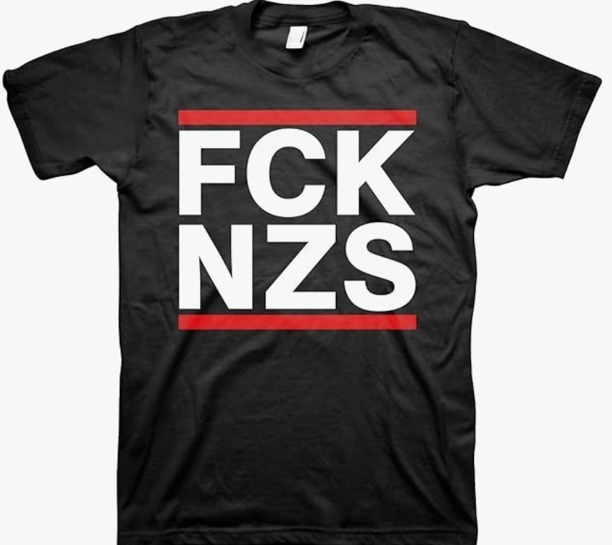 Schwarzes T-Shirt mit der Aufschrift: "FCK NZS" Oben und unten gerahmt mit roten Balken.